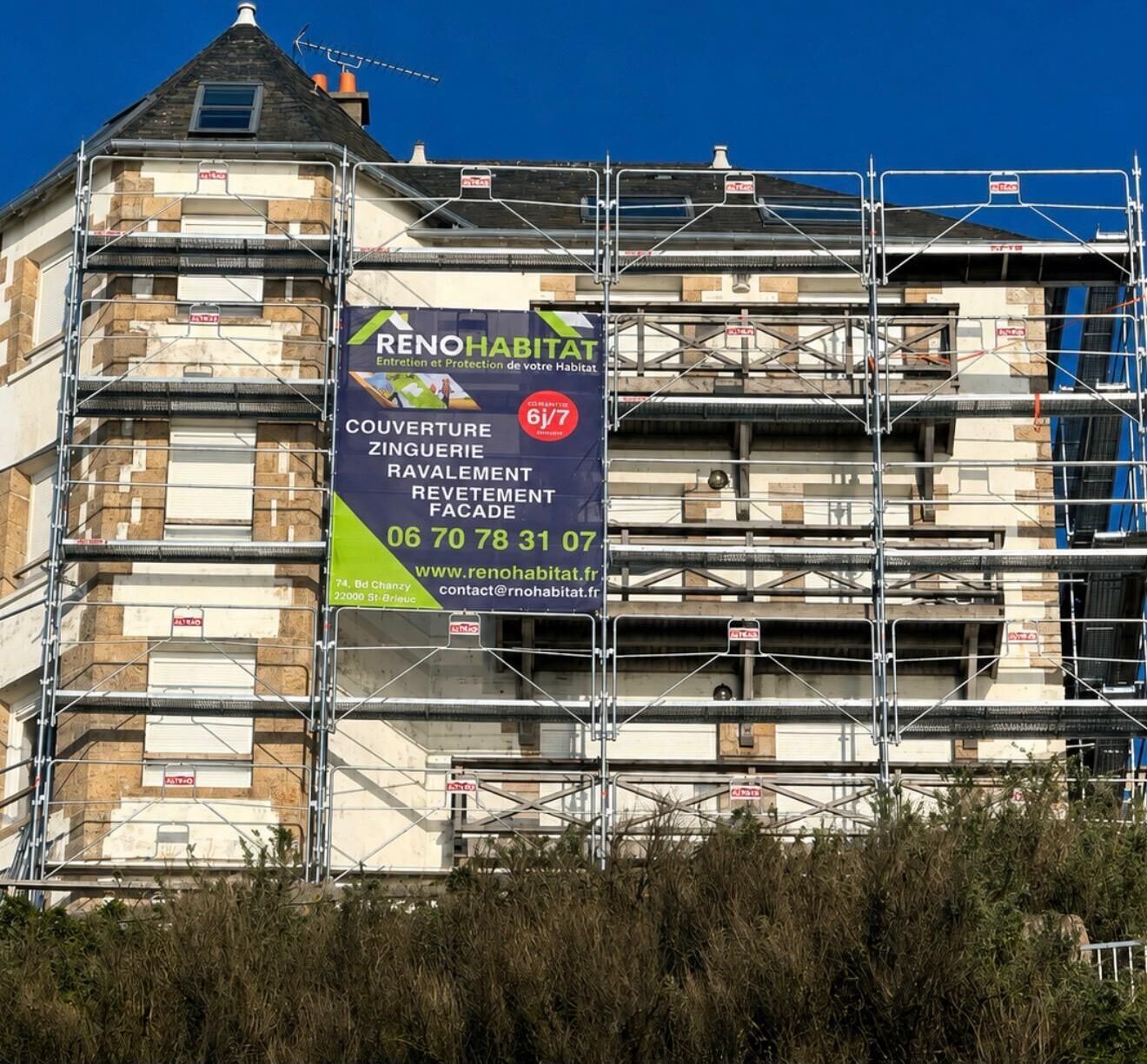 Grande maison de maître en pierre de taille entièrement échafaudée pour un chantier de couverture et de ravalement de façade Réno Habitat à Saint-Brieuc.