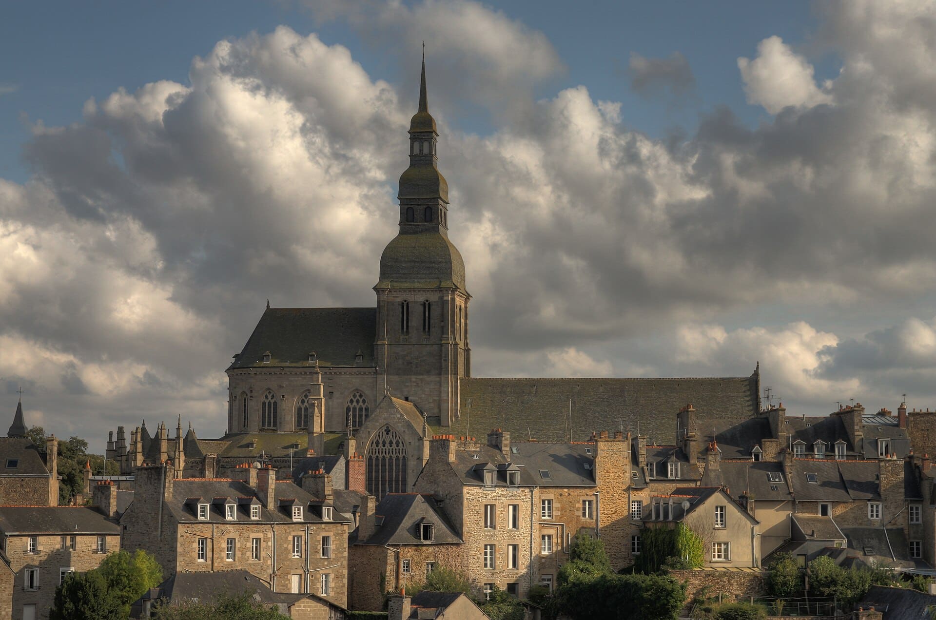 Dinan (22100) : Dinan Saint-Sauveur vue des remparts