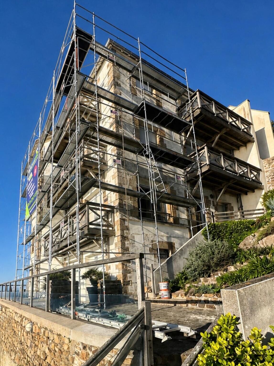 Échafaudage complet monté sur les quatre niveaux d'une maison de maître briochine pendant les travaux de ravalement et de couverture.