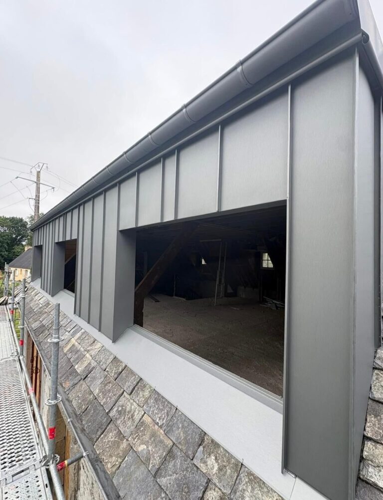 Habillage complet d'une lucarne en zinc à joint debout depuis l'échafaudage, travaux de zinguerie Réno Habitat à Saint-Brieuc.