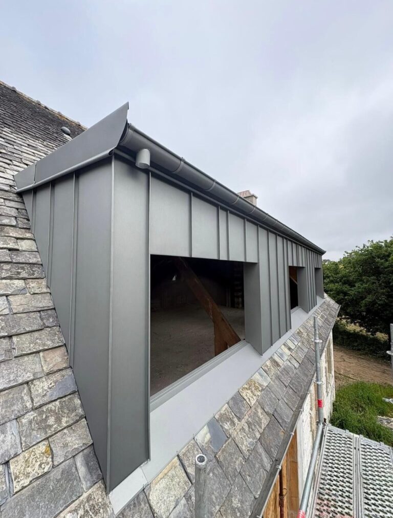 Lucarne entièrement habillée en zinc à joint debout après rénovation de toiture réalisée par Réno Habitat dans les Côtes-d'Armor.