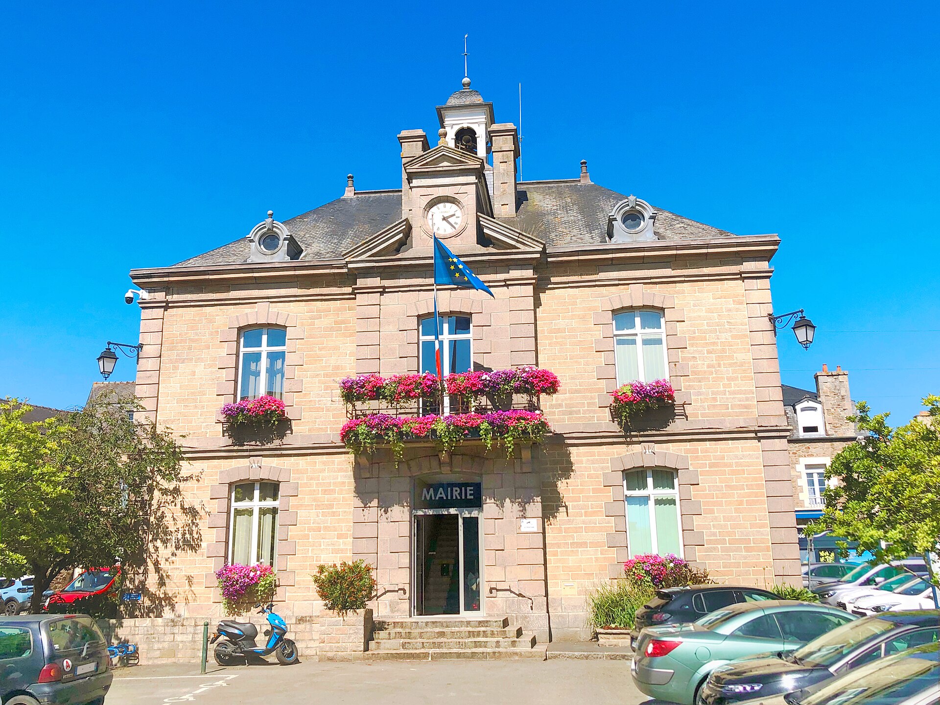 Plancoët (22130) : Plancoet-Mairie-Facade-fleurie