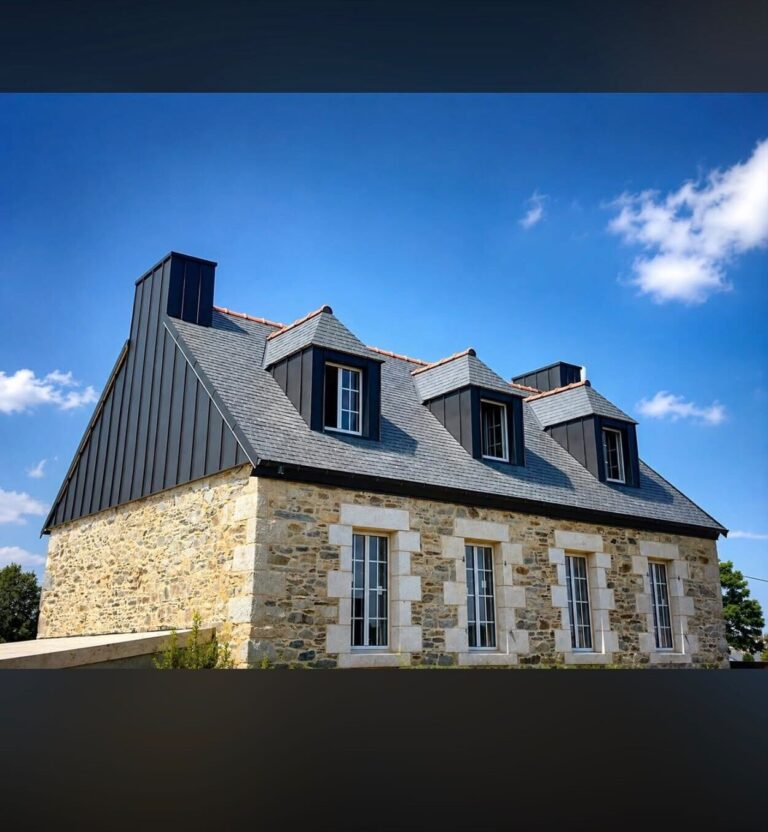 Maison bretonne en pierre après rénovation complète de la toiture en ardoise avec lucarnes habillées en zinc, près de Saint-Brieuc.