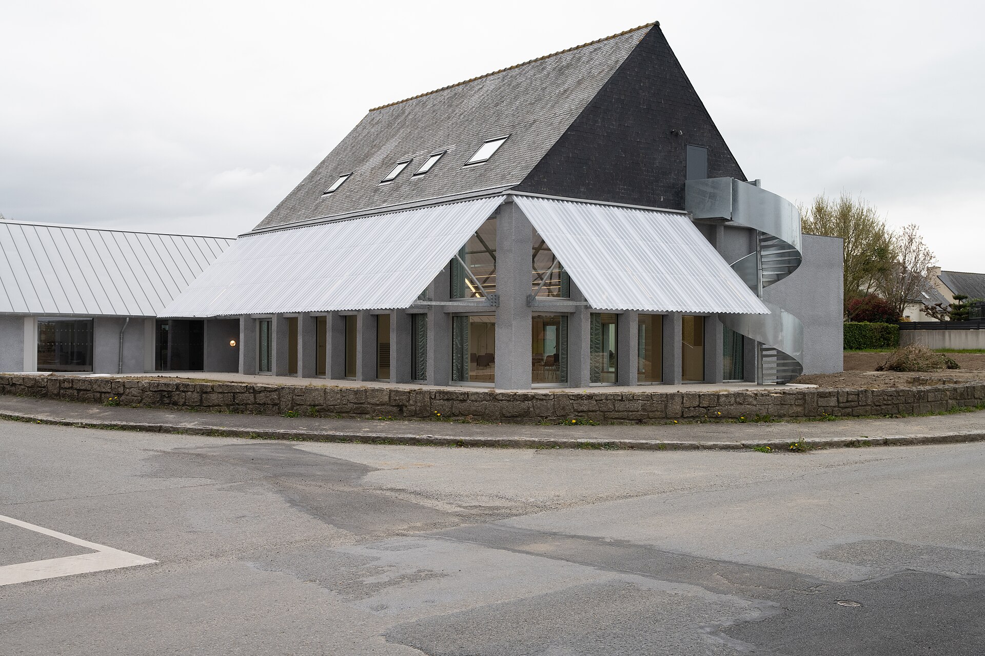 Saint-Lormel (22130) : Marie et salle polyvalente de St Lormel