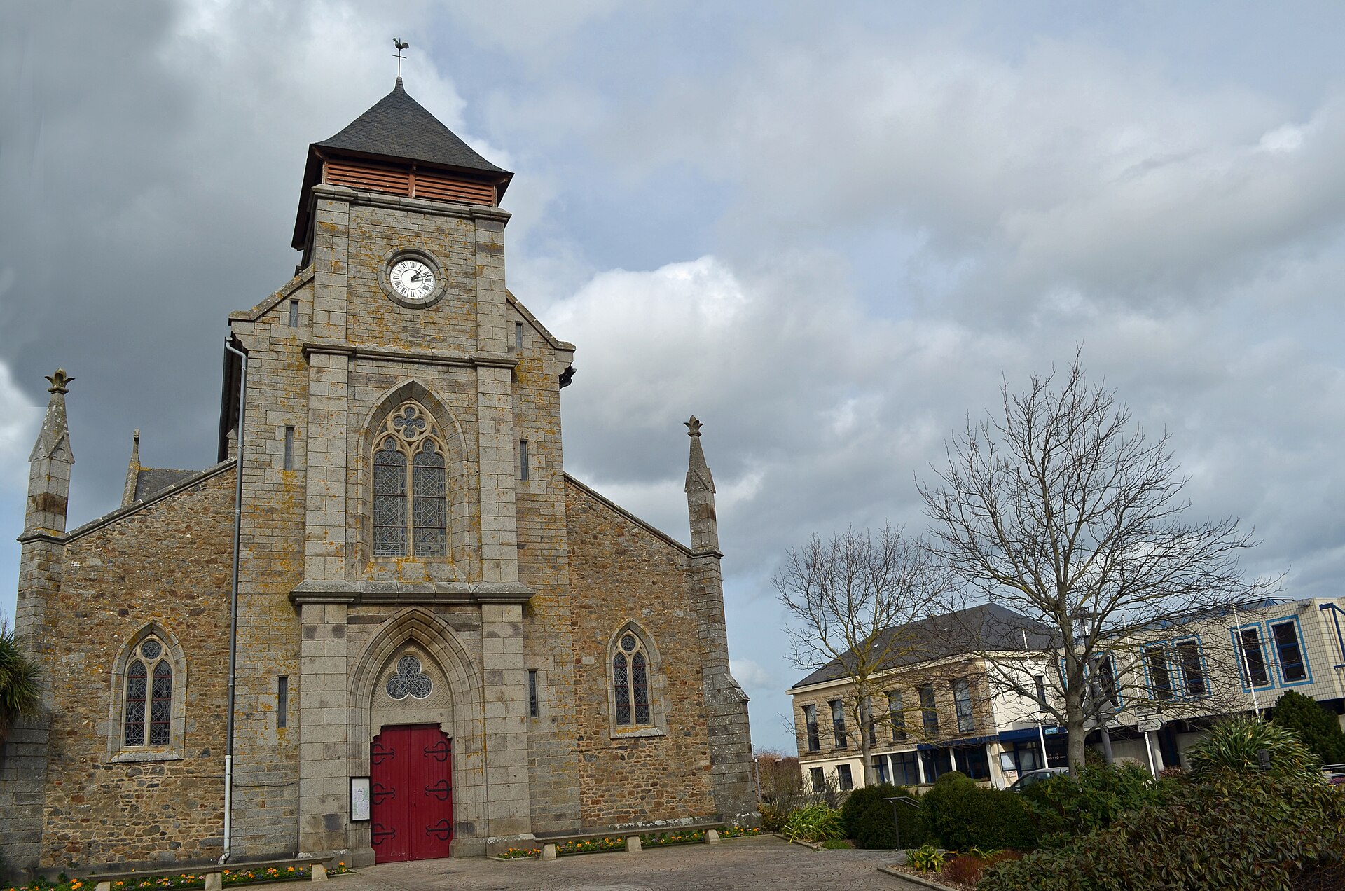Trégueux (22950) : Église et Mairie de TREGUEUX